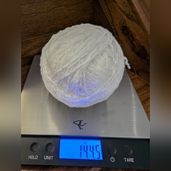 4 large balls of yarn in white  630g - Picture 8 of 11